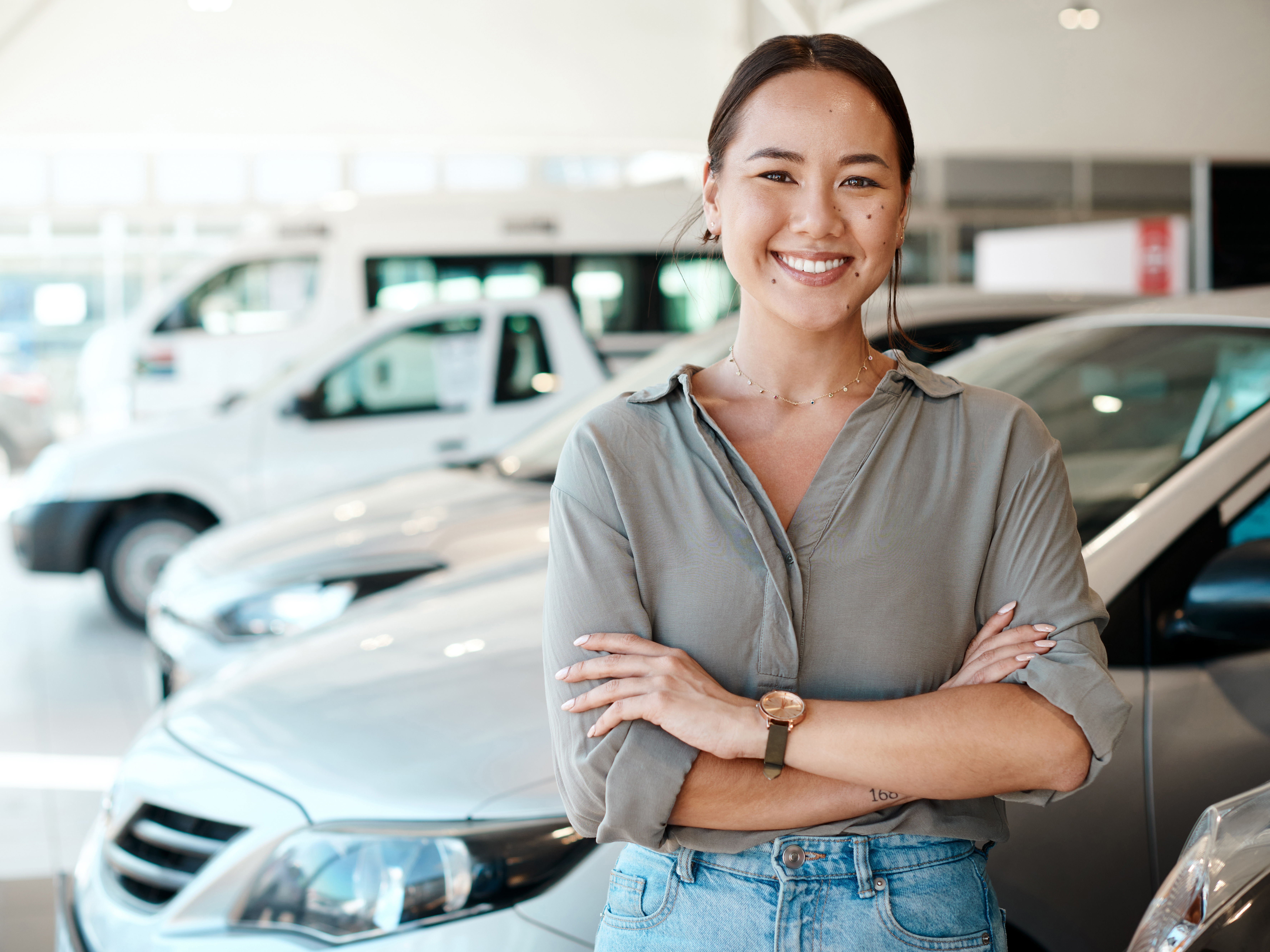 Kvinna som köper bil i bilhall